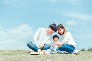 Fototapeta premium スマホを見る家族・ファミリー・赤ちゃん 