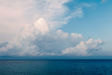Naklejka na ściany i meble Panorama con mare e cielo nuvoloso