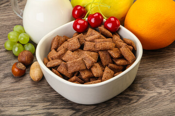 Breakfast with corn chokolate pads and milk