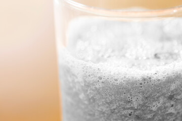 スムージーのモノクロの横からのアップ