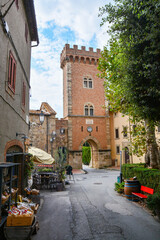 Fototapeta na wymiar Blick auf das Eingangstor von Bolgheri in der Toskana. Bolgheri, ein schönes kleines Dorf in der Toskana. Der einzige Zugang ist ein Tor unterhalb eines Turmes. Blick auf den Eingang vom Zentrum aus