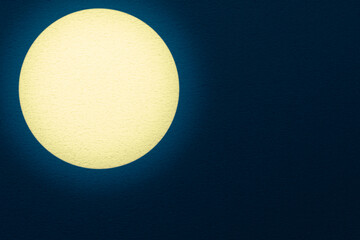 紙で作った月のイメージ