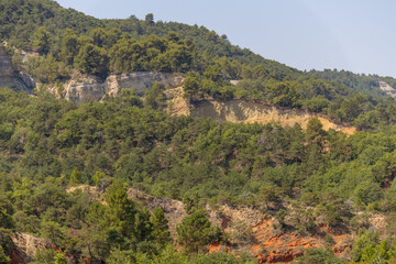 Fototapeta na wymiar paysage du Colorado Provençal à Rustrel (France) 