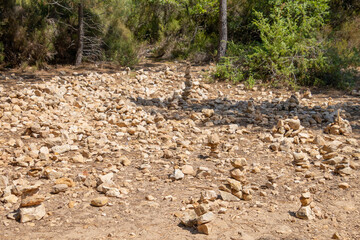 petits tas de cailloux sur le site du Colorado Provençal à Rustrel (France)	