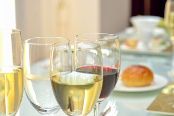 テーブルの上のグラスに入ったワインとシャンパン
