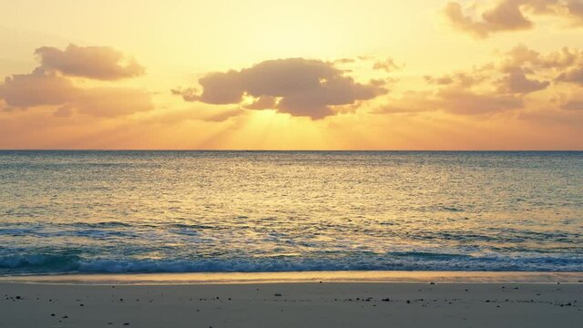 夕焼けの砂浜と波　リゾートイメージ