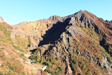紅葉の茶臼岳（那須岳）の景色。茶臼岳から望む朝日岳。