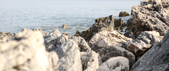 Obraz premium Stone in sea with wave on sunset