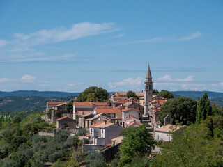 Kleines Dorf Draguc an der Adriaküste in Kroatien