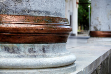 Naklejka premium marble column close-up old buildings