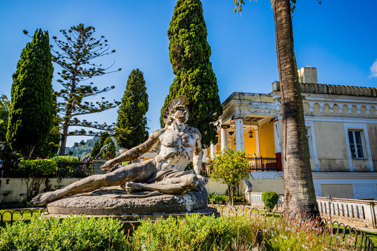 Dans les jardins de L'Achill&eacute;on, palais de Sissi l'imp&eacute;ratrice, &agrave; Corfou