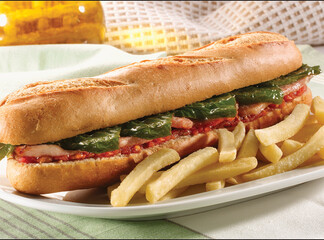 Baguette  de cinta de lomo con pimientos verdes y patatas fritas. Tenderloin baguette with green peppers and French fries.