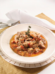 ternera  y setas y verduras com  sobremantel. beef and mushrooms and vegetables on a tablecloth.