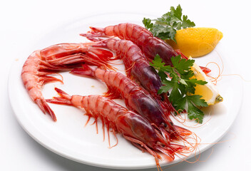 Plato de camarones, marisco frescos con perejil y limón 