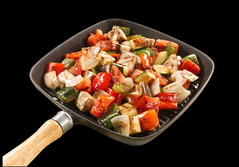 parrilla con pollo, pimiento rojo, pimiento verde,  cebolla y calabacín en sartén. grill with chicken, red pepper, green pepper, onion and zucchini in pan.