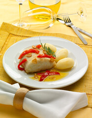 merluza, pimientos y patatas guisadas. hake, peppers and stewed potatoes.