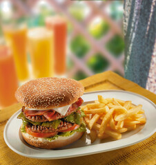 hamburguesa de queso, tomate, beicon, lechuga y patatas fritas. cheeseburger, tomato, bacon, lettuce and fries.