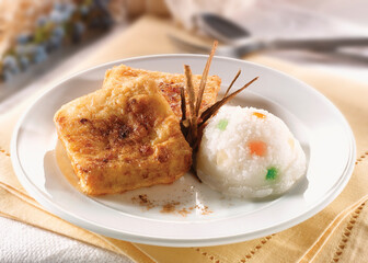 leche Frita con bola de helado de frutas