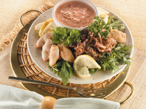 Fritura  de pescado, calamar, chipirones y pescado rebozado acompa&ntilde;ado salsa. Fried fish, squid, cuttlefish and battered fish accompanied by sauce