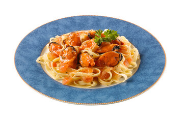 Pasta  con mejillones y perejil, cocina italiana. Pasta with mussels and parsley, Italian cuisine.