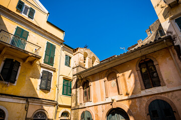 Dans les rues de la vieille ville de Corfou