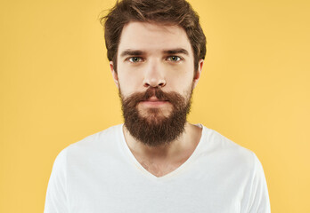Obraz premium bearded man in white t-shirt cropped view yellow background