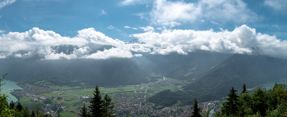 panoramique sur une chaine de montagne et lac, vu sur Jungfrau en été depuis Harde Kulm sous ciel...