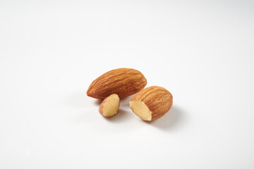 アーモンドの実を白背景で