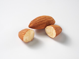 アーモンドの実を白背景で