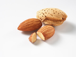 アーモンドの実を白背景で