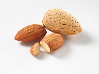 アーモンドの実を白背景で