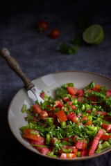Ezme Salat mit Tomaten und Kräutern