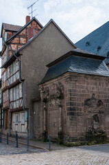 Detailansicht eines Straßenbildes mit Fachwerkhäusern, im beschaulichen Quedlinburg im Harz