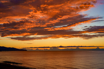 夕焼けで雲が真っ赤に染まる秋の日本海夕暮れ