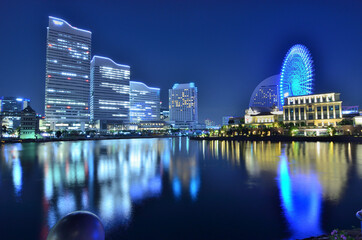 日本神奈川県横浜市みなとみらいの夜景と港に映る街の灯り。