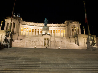 Fototapeta premium Piazza Venezia in the center of Rome at night.