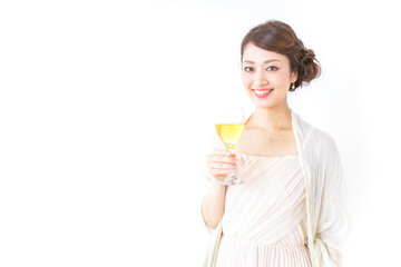 お酒を飲む女性