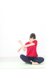 Fototapeta premium ストレッチをする若い女性