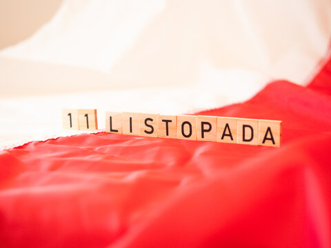 11 listopada, święto niepodległości, flaga i napis z drewnianych kostek