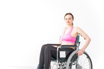 Naklejka na ściany i meble スポーツウェアを着て車椅子に乗る外国人の女性