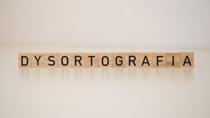 Dysortografia - napis na drewnianych klockach 