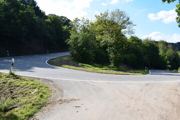 U-Kurve einer Straße vom Moseltal in die Eifel