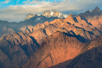 Naklejka premium Mesmerizing view of Himalayas mountains during sunset from Kuari pass hiking trail near Auli, Uttarakhand, India.