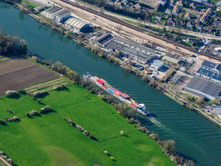 vue aérienne d'une péniche sur la Seine à Limay dans les Yvelines en France