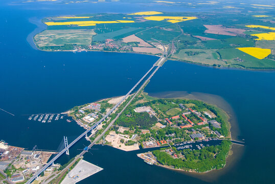 Strelasundquerung über den Strelasund in der Ostsee bei Stralsund nach Rügen als Luftbild mit der Insel Dänholm