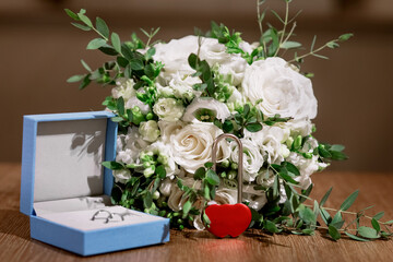 Wedding set with bridal bouquet, rings and red lock