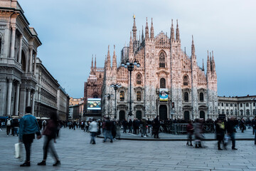 Fototapeta na wymiar Mailand, Milano, Kirche, Menschenmassen, Großstadt