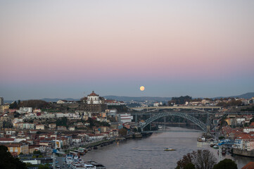 Obraz premium Panoramic view on Douro river and old part of Porto city in Portugal at night