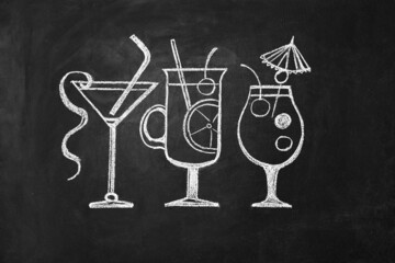 cocktail in vintage style drawing with chalk on blackboard - obrazy, fototapety, plakaty