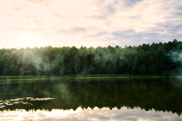 Poranne obłoki mgiełki nad jeziorem. © iFoto